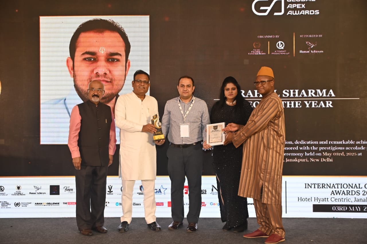 Rahul Sharma, CEO SEOSpidy receiving CEO of the Year Award 2025